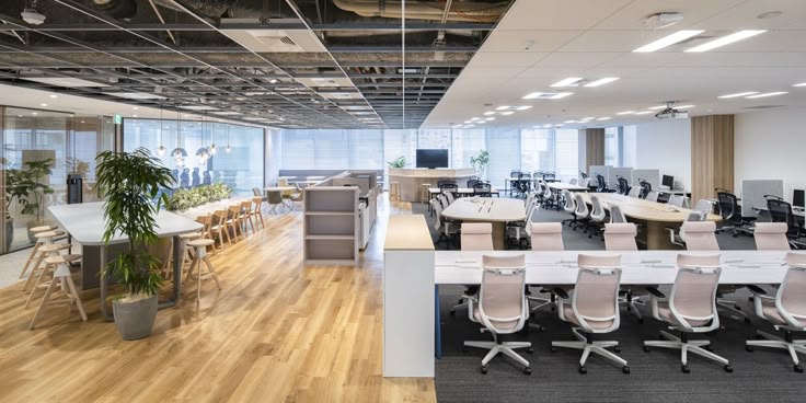 辦公室設計由細節到整體：流動工作位、會議室分類與Pantry休閒空間融合，全面打造企業文化